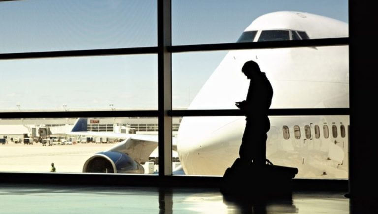 رجل في المطار 1024x581 1.jpg