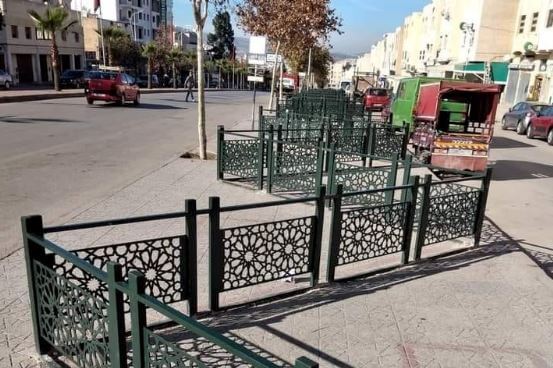 الحواجز الحديدية في الرصيف بفاس..الساكنة تطالب بسحب المشروع – Kech24: Morocco News – كِشـ24 : جريدة إلكترونية مغربية 0200.jpg
