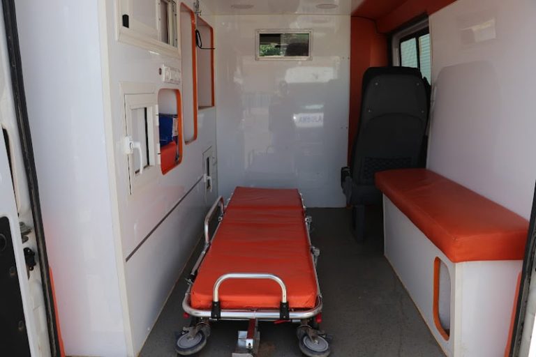 حادثة سير تثير انتقادات بسبب تهالك سيارات الإسعاف ونقص الأطر بالمغرب Ambulance.jpg