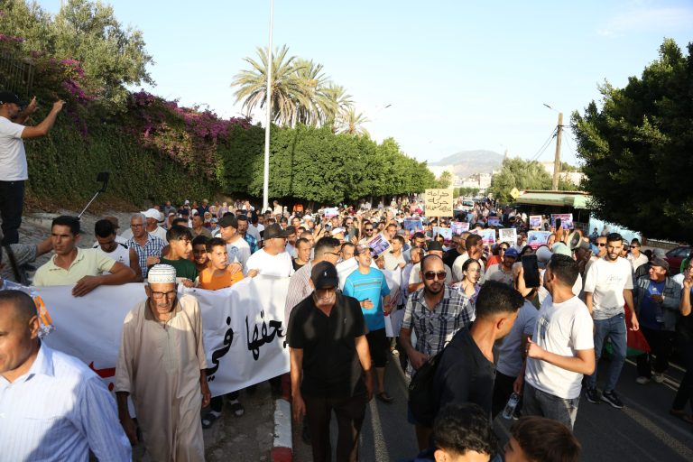 انتقدوا شعار “سير لفاس”.. سكان تاونات يحتجون للمطالبة بحقهم في العلاج (فيديو) 68cf39c2d91ab scaled.jpg